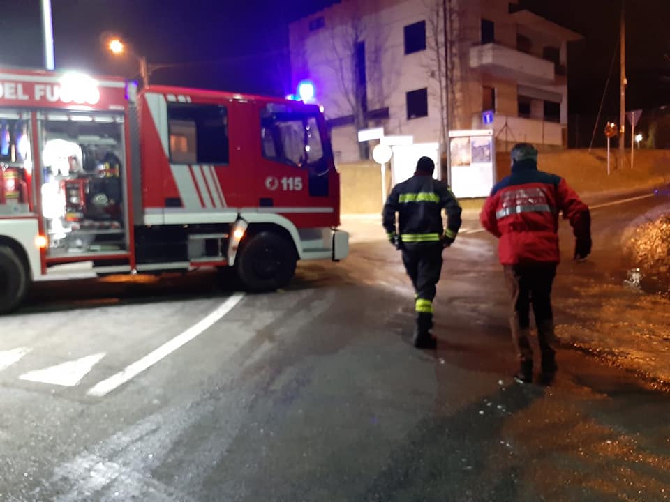 Tubatura dell’acqua si rompe, chiusa via Monte Rosa a Lentate