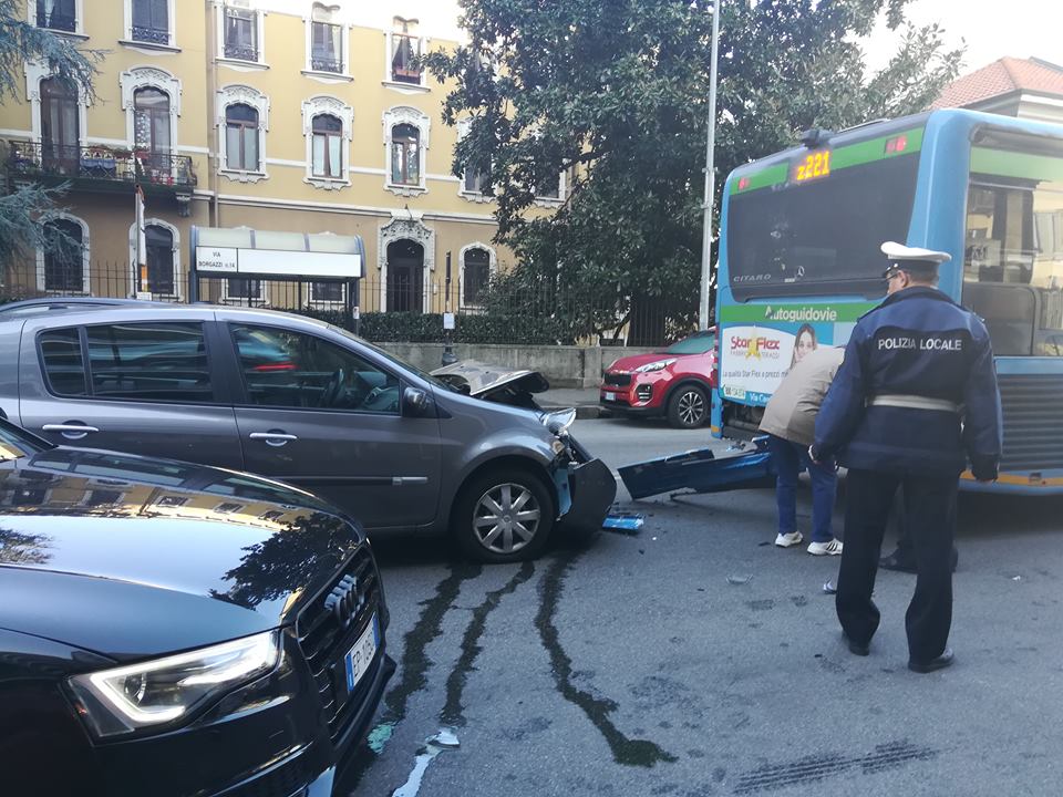 Auto contro bus di linea, traffico in tilt