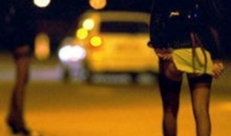Scopre che lei, in realtà, è un lui: scoppia la lite in piazza