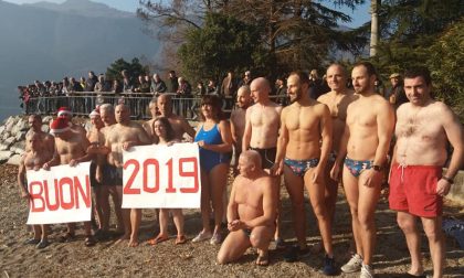 Il tradizionale tuffo nel lago di Lecco: protagonisti anche quattro brianzoli