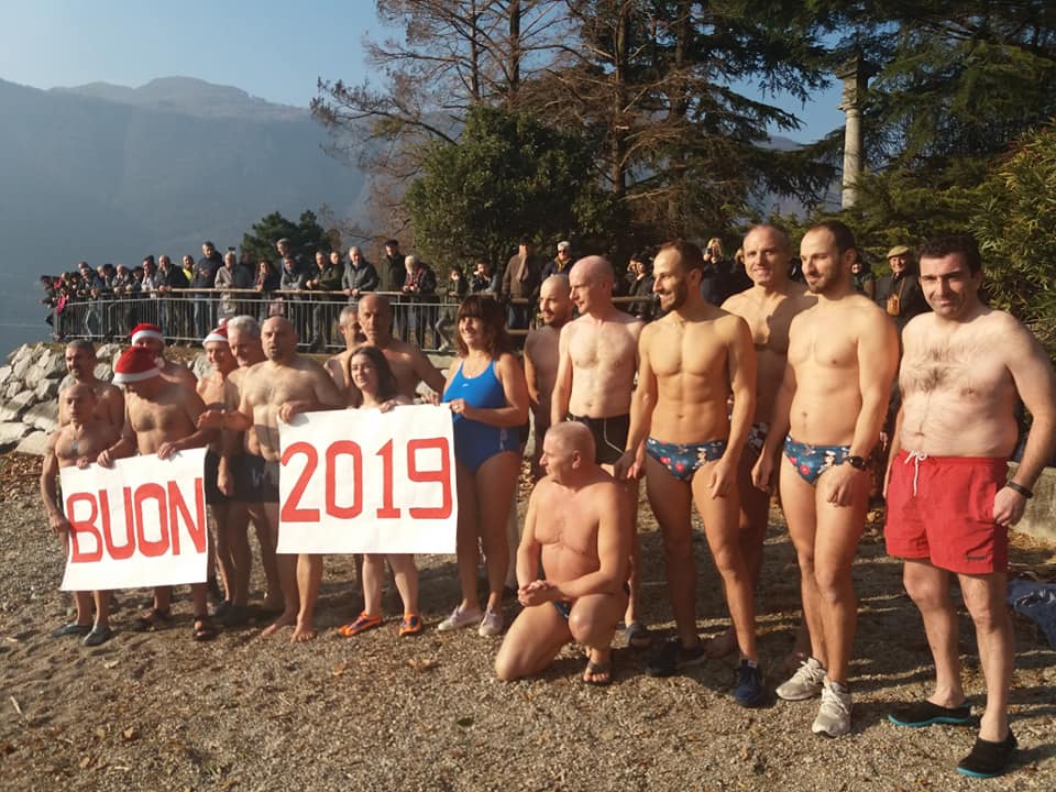 Il tradizionale tuffo nel lago di Lecco: protagonisti anche quattro brianzoli
