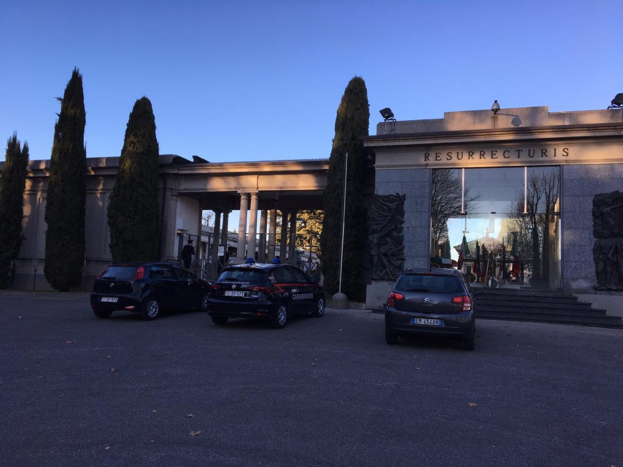 Carate Brianza, allarme cimitero: rubano di tutto