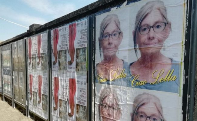 Tappezza la città con il volto della moglie morta a San Valentino