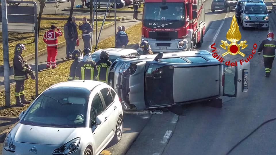 Tampona le auto in colonna e si ribalta