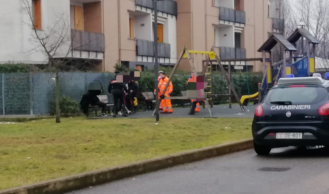 Ragazze minorenni ubriache al parchetto, arrivano ambulanza e carabinieri