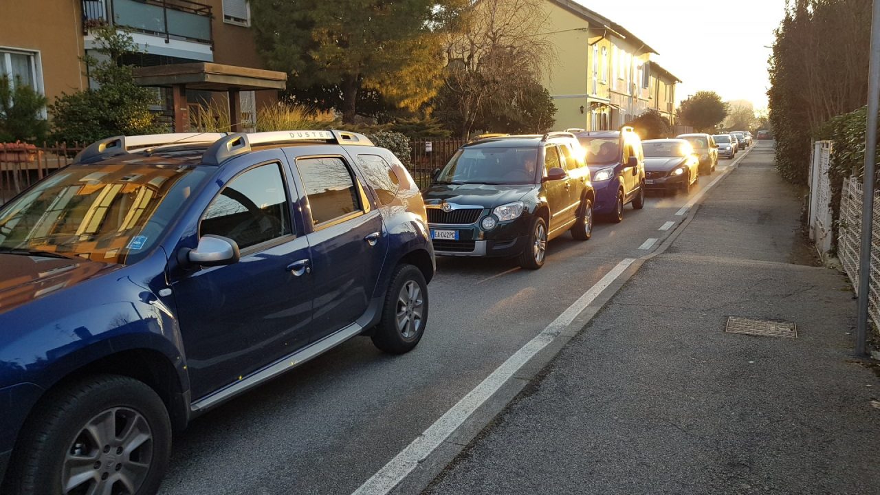 La protesta dei residenti di via Meucci: “Sotto casa passa un’autostrada” VIDEO