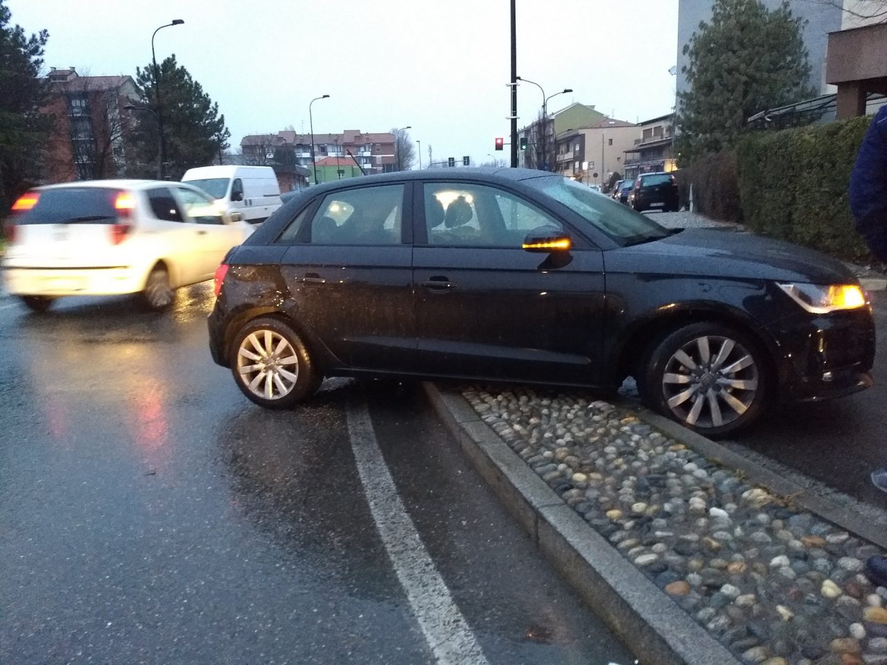Causa incidente e scappa Polizia locale sulle tracce del pirata