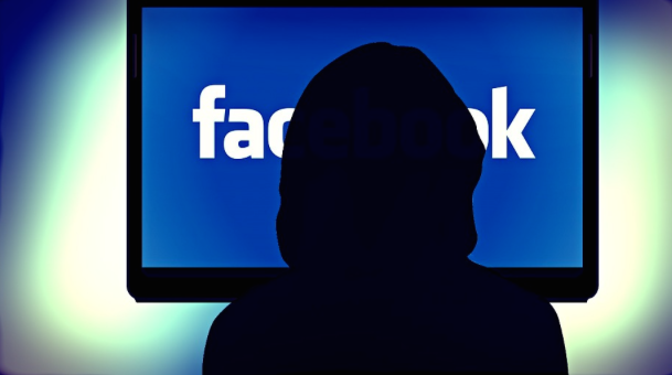 Invece di lavorare, stava su Facebook: Impiegata di Brescia licenziata
