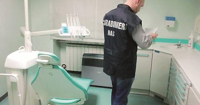 Faceva il dentista ma senza laurea: denunciato