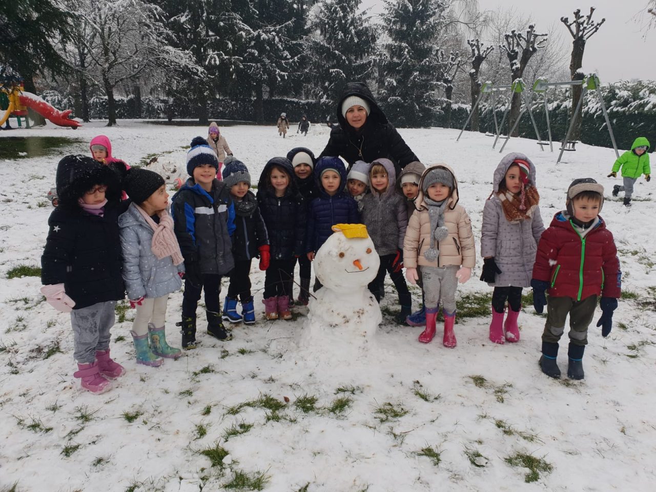 Giussano,  arriva la neve ed è festa all’asilo Proserpio