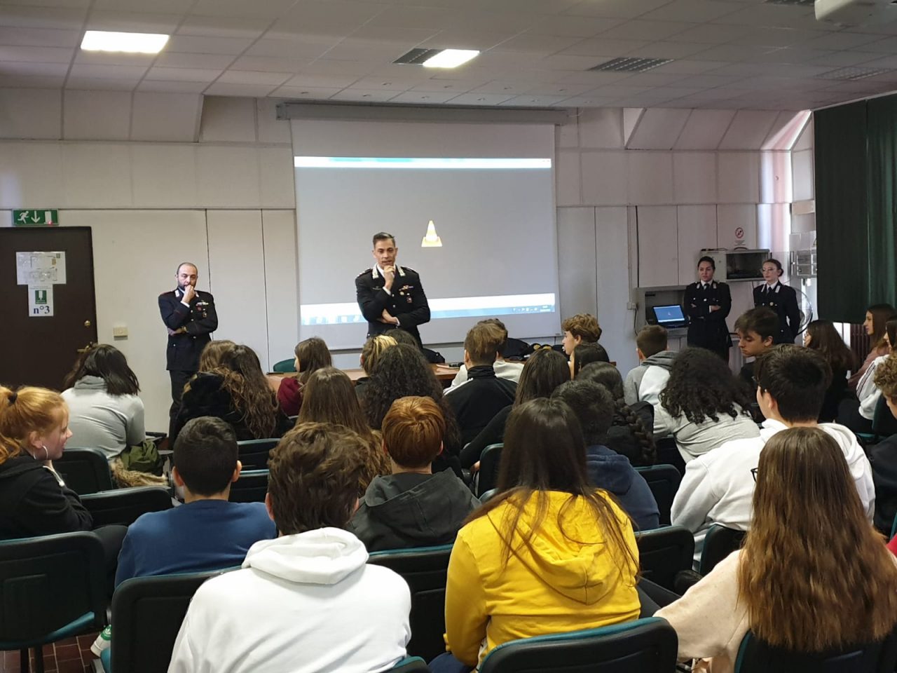 Carabinieri in visita alla scuola Floriani di Vimercate