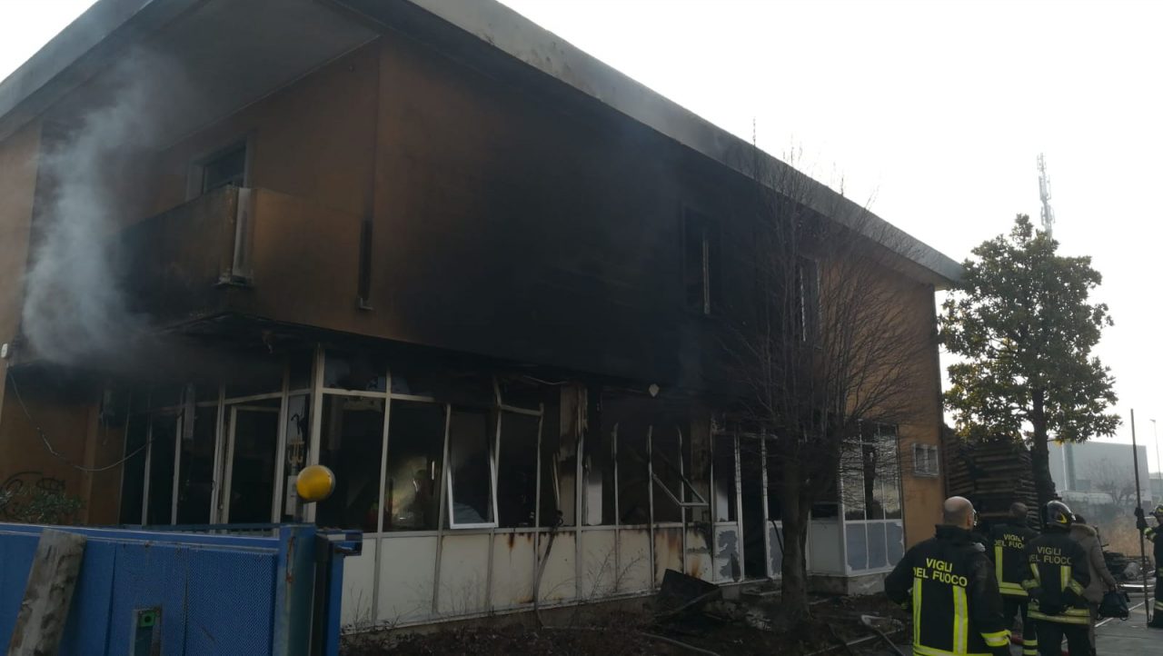 Giussano: incendio in ditta dismessa