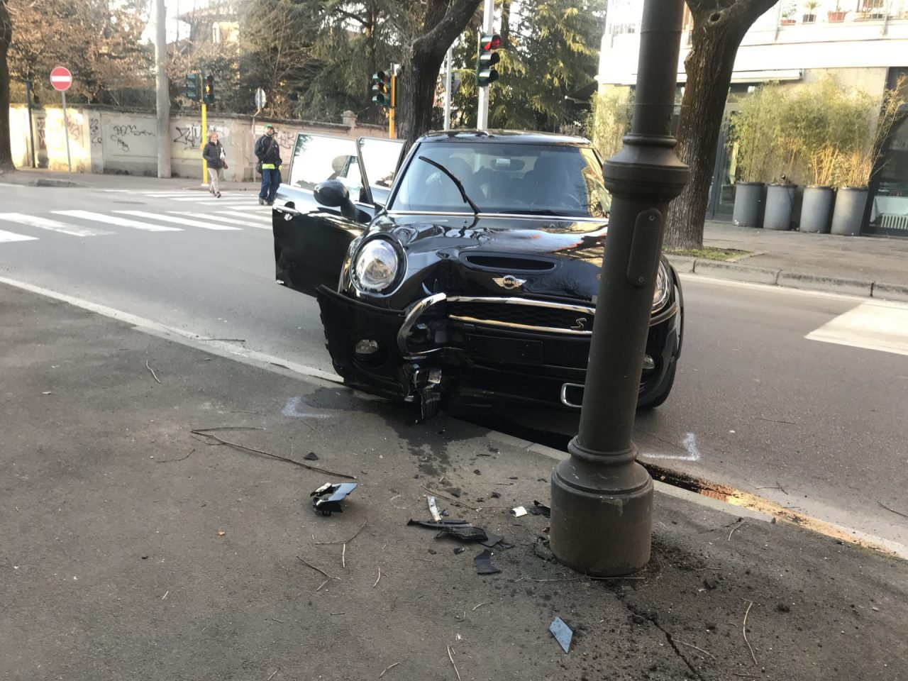 Auto contro palo, coinvolto anche un bimbo di 5 anni