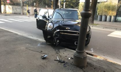Auto contro palo, coinvolto anche un bimbo di 5 anni