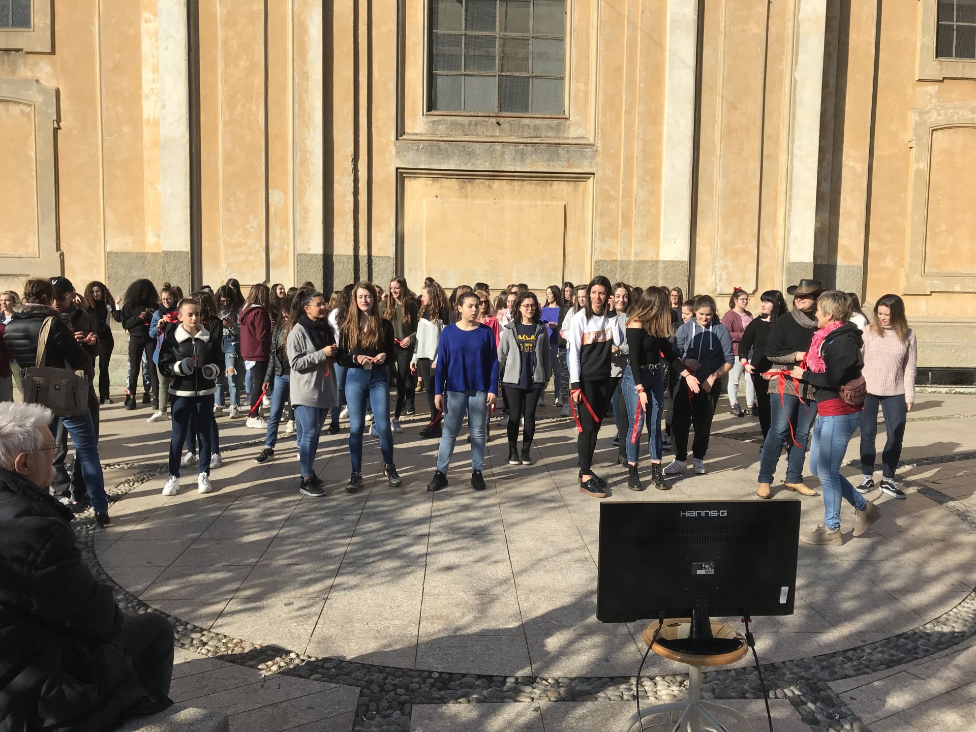 Vimercate scuola superiore Einstein ballo in piazza Roma flash mob studentesse contro violenza sulle donne