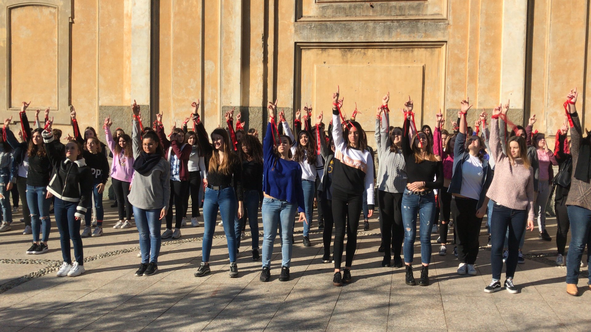 Vimercate 14 febbraio 2019 San Valentino flash mob ballo piazza roma studentesse Einstein contro violenza donne