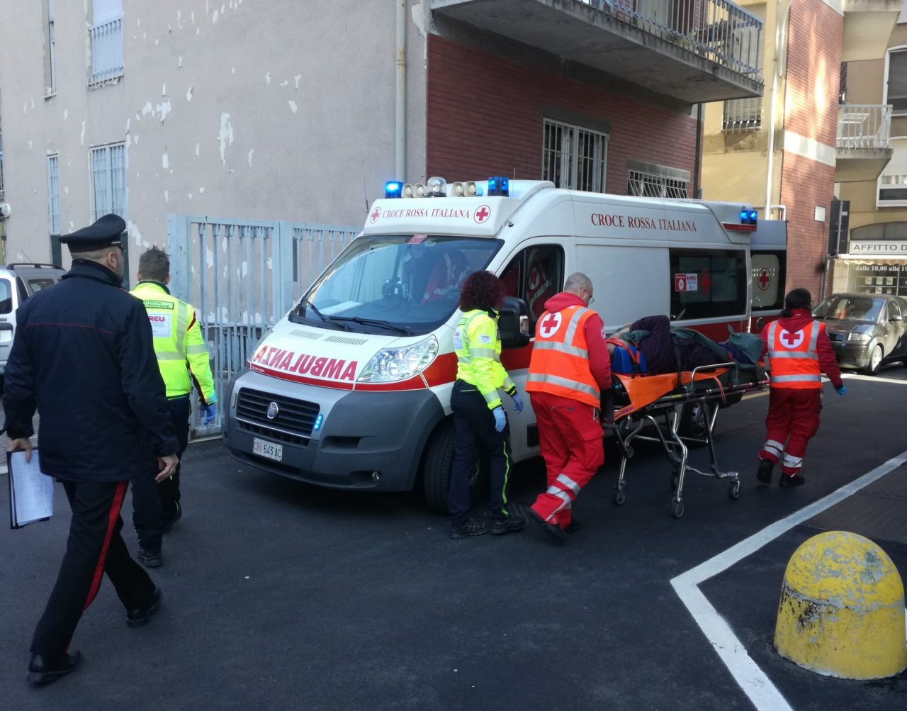 Ferito alla testa un uomo aggredito in strada FOTO