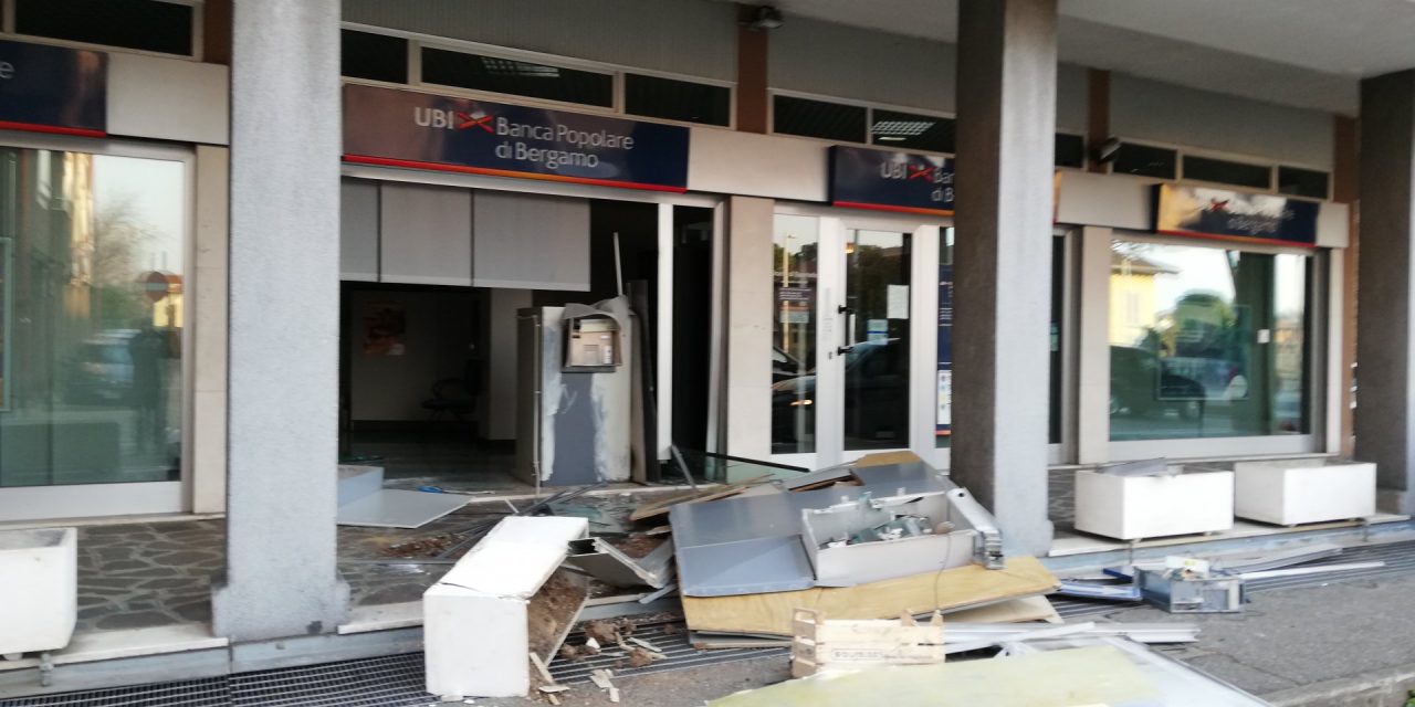 Bancomat sradicato in pieno centro a Carnate