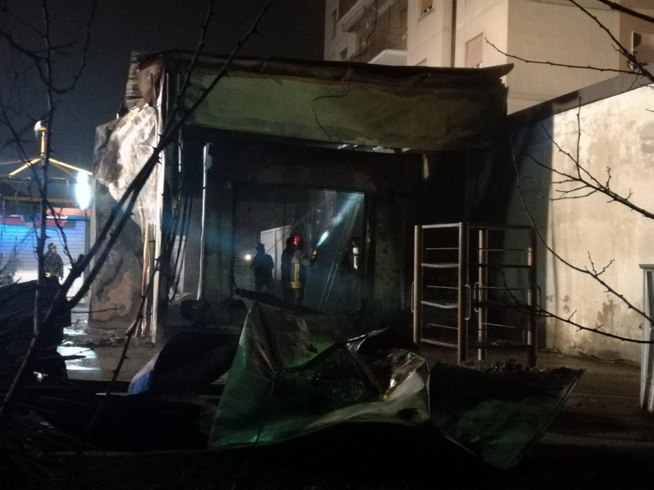 A Seregno vasto incendio distrugge l’autolavaggio FOTO