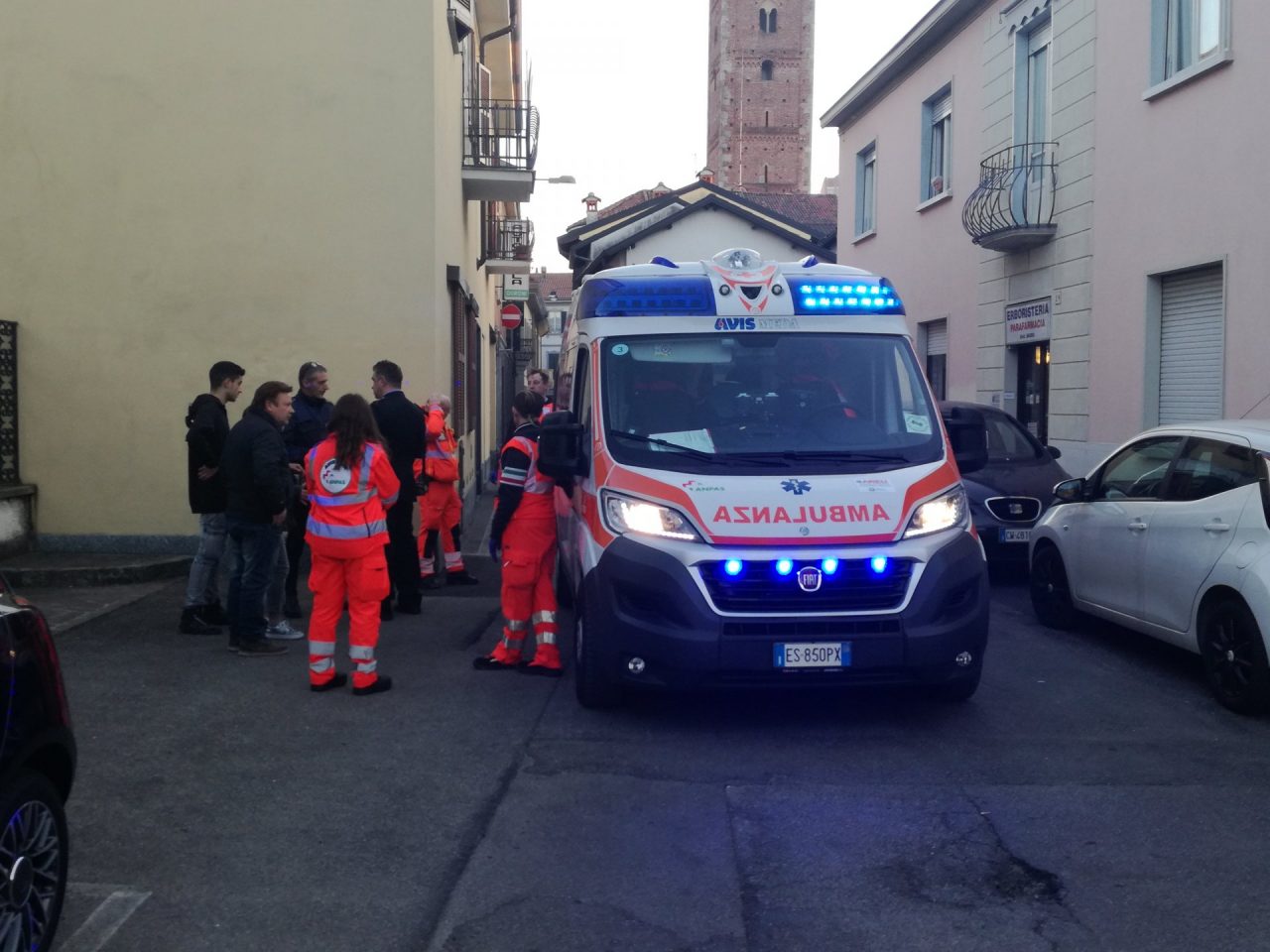 Artigiano cade da una scala durante i lavori in casa FOTO