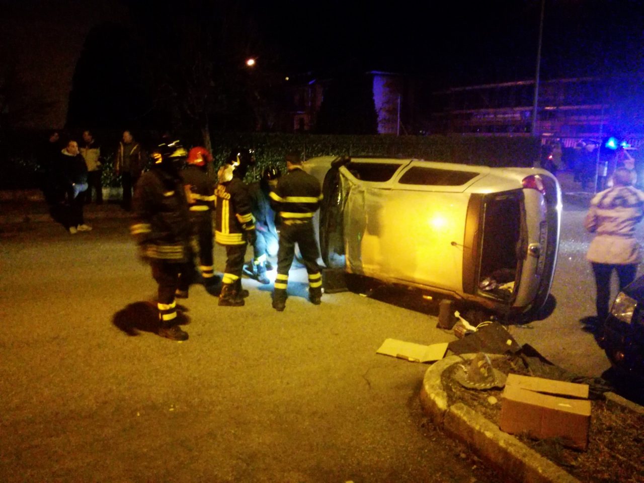 Auto si ribalta dopo l’urto all’incrocio pericoloso FOTO