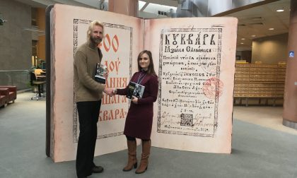 Regala libri alla biblioteca della Bielorussia