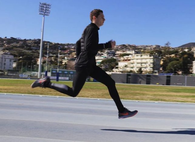 Il velocista Filippo Tortu corre sulla pista di Sanremo