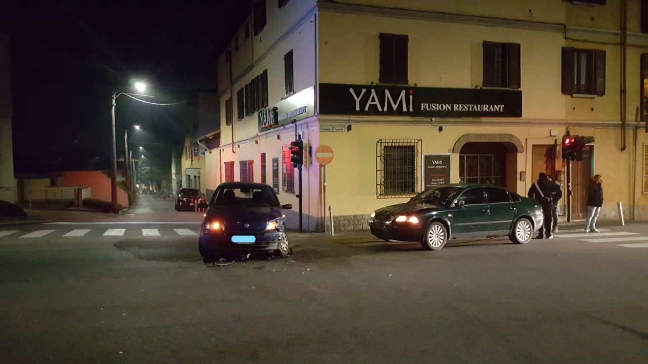 Passa col rosso travolge un’auto e fugge: denunciato un 34enne