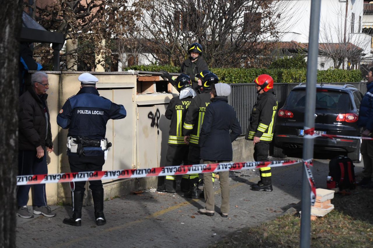 Biassono, esce di strada e trancia il contatore del gas