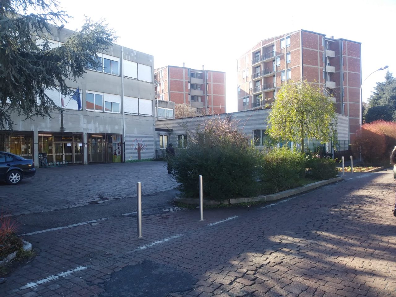 Sosta selvaggia fuori da scuola: il Comune corre ai ripari