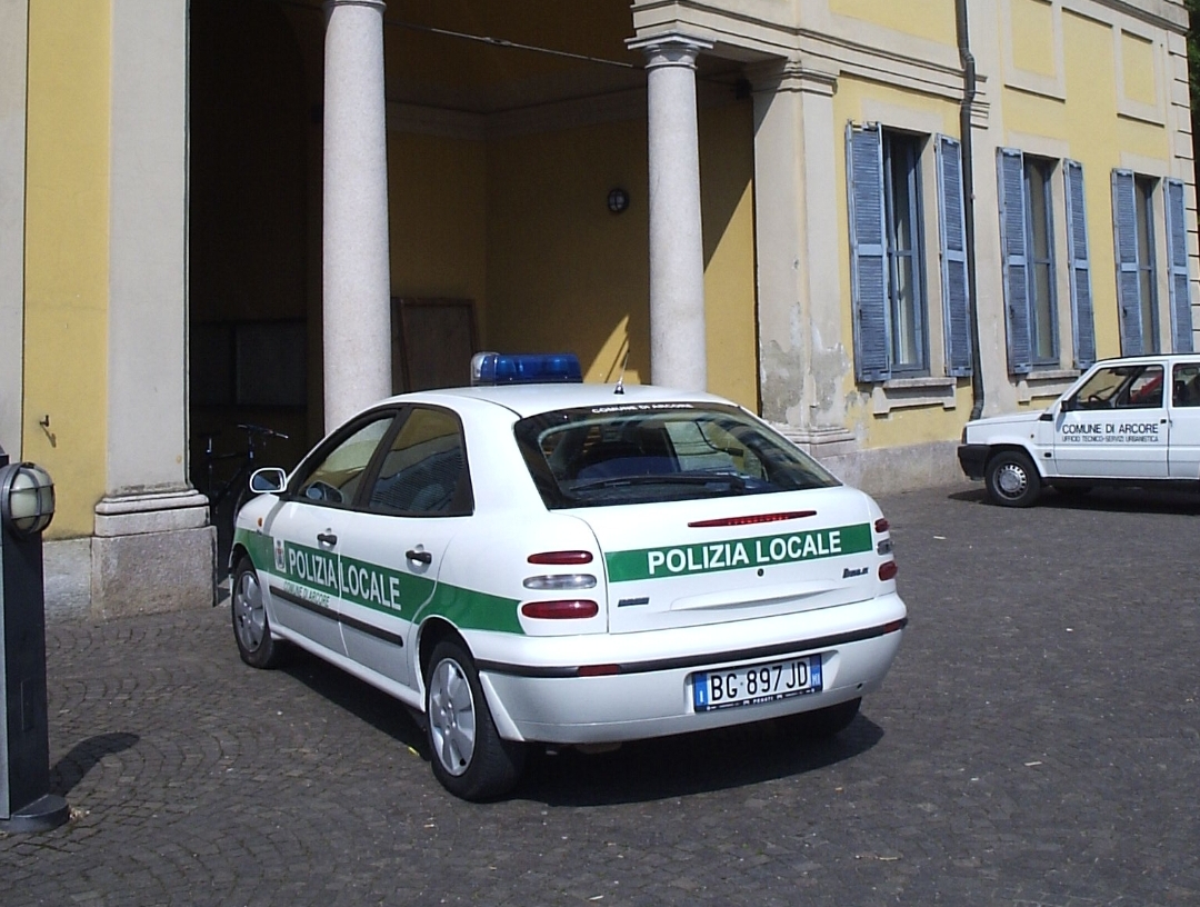 Squilibrato semina il panico in Municipio ad Arcore