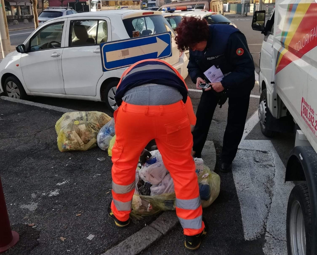 Rifiuti abbandonati, “Polizia locale di Arcore e Cem non perdonano”