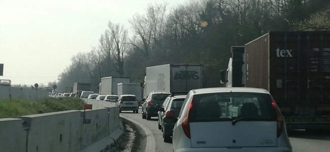 Lunghe code in Statale 36 in direzione Lecco