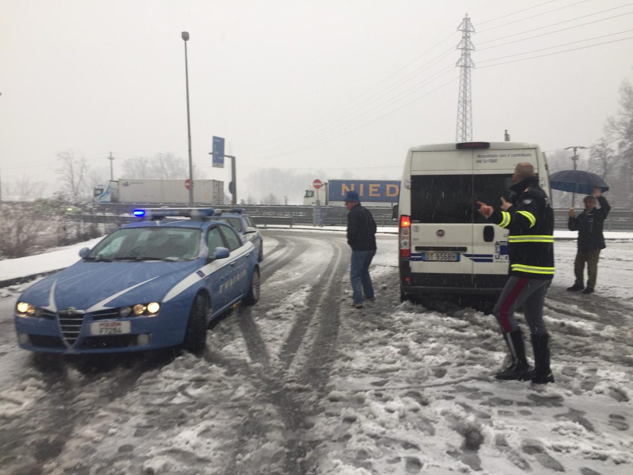 Trasporto disabili in panne sulla Statale 36: bimba soccorsa dalla Polizia Stradale