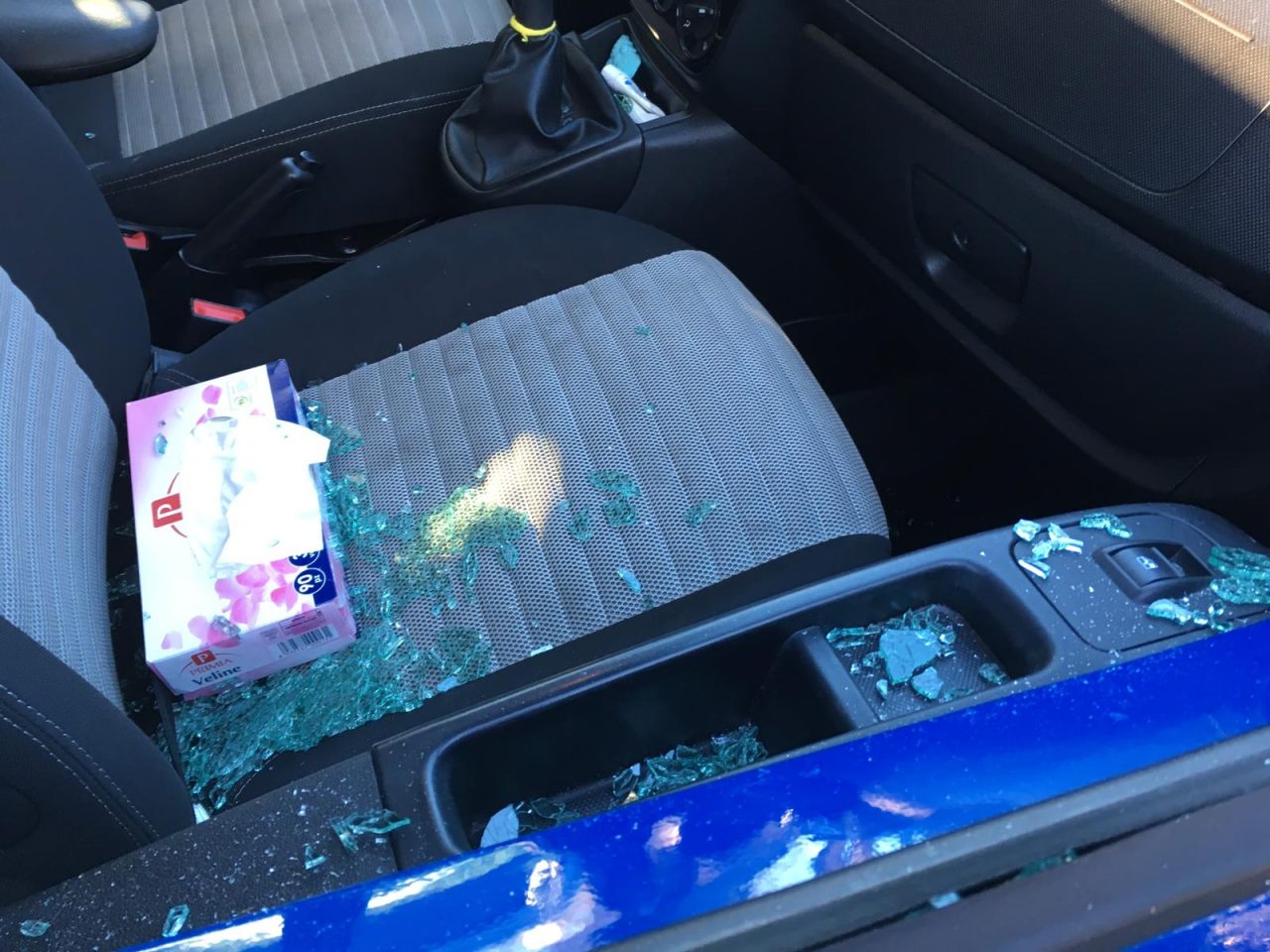 Parcheggia per portare il bimbo al nido: sfondano il vetro dell’auto e rubano la borsa FOTO