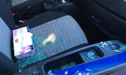 Parcheggia per portare il bimbo al nido: sfondano il vetro dell'auto e rubano la borsa FOTO