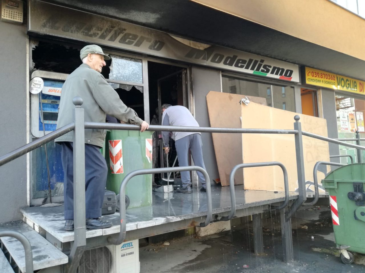 Incendio nel negozio di modellismo, paura per tutto il condominio FOTO