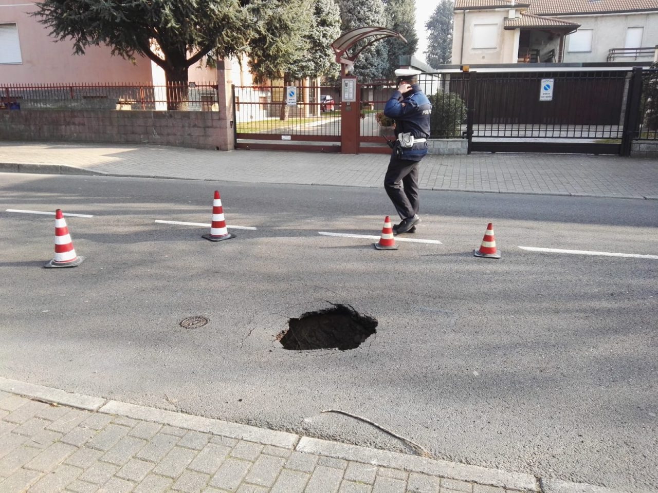 Si apre una voragine in strada a Lentate FOTO