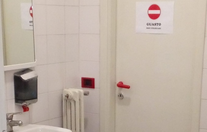 Vandalismi a scuola, la preside mette i bagni sotto chiave