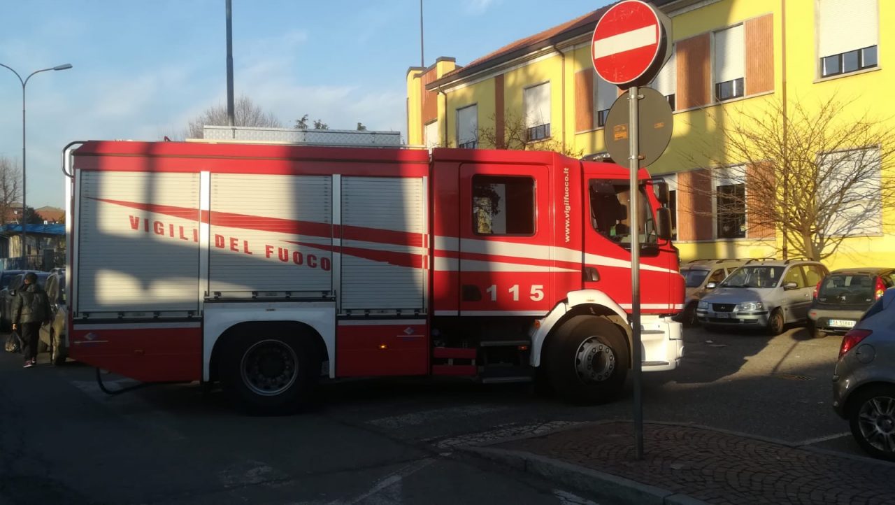 Forte odore di gas davanti a scuola arrivano i vigili del fuoco