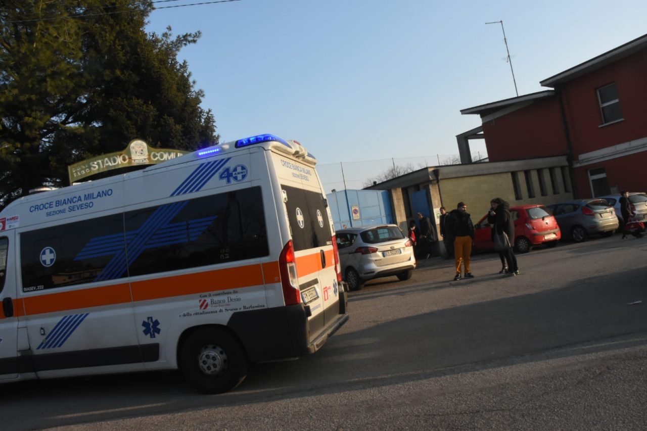 Malore allo stadio durante la partita del figlio, grave 52enne