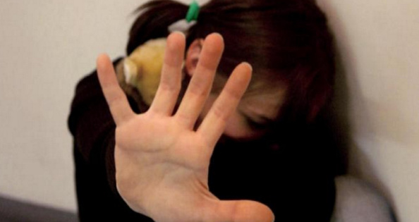 Bambina picchiata dal patrigno, maestra la salva