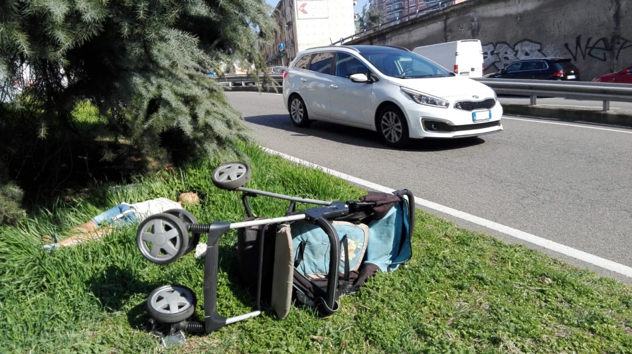 “Hanno investito un bimbo in passeggino!”. Ma è solo un bambolotto