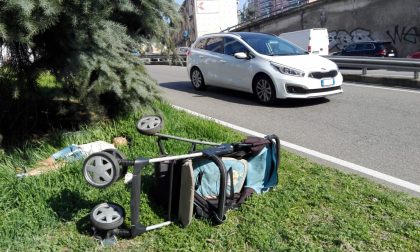 "Hanno investito un bimbo in passeggino!". Ma è solo un bambolotto