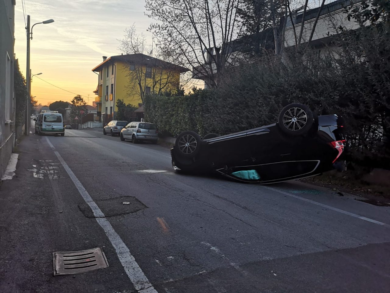 Auto si ribalta a Cesano, paura in via Borromeo