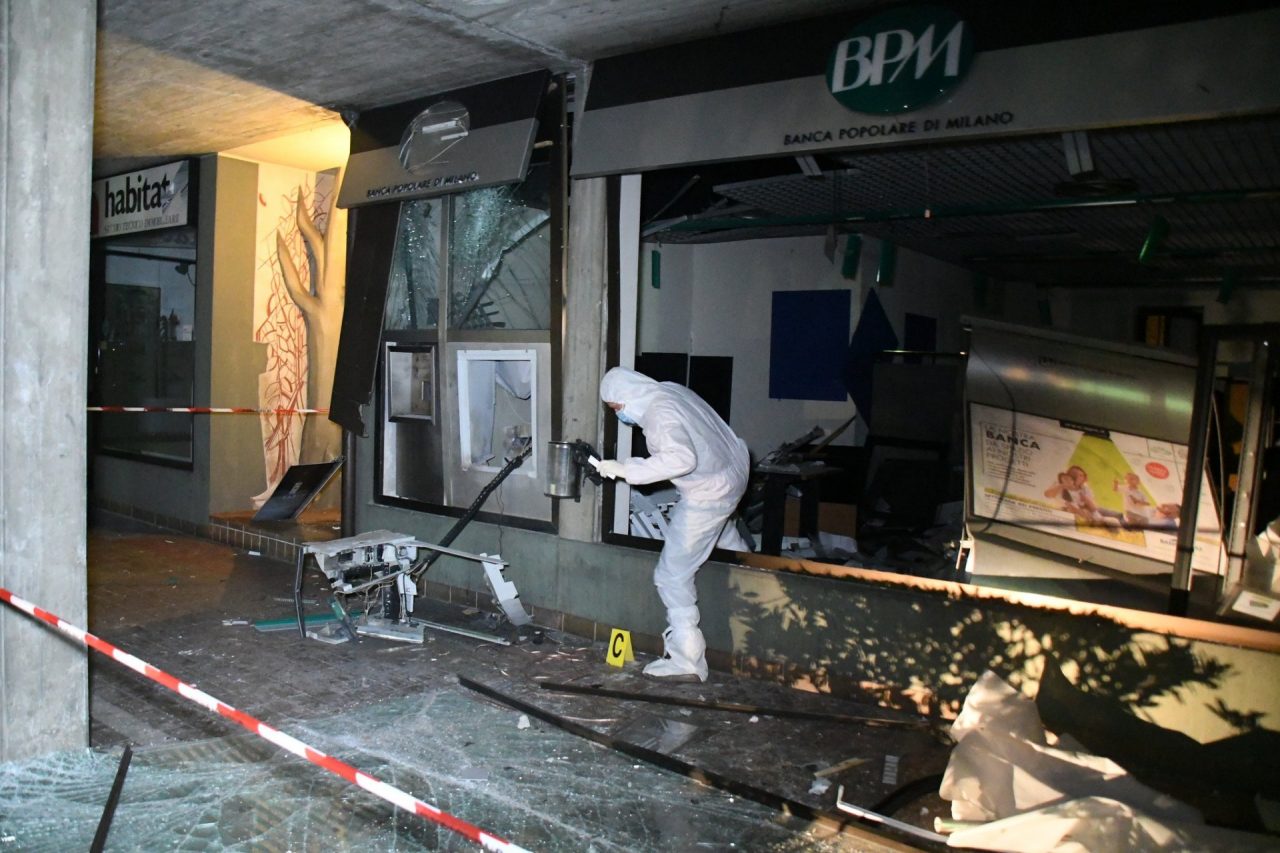 Biassono, assalto esplosivo al bancomat della Bpm VIDEO