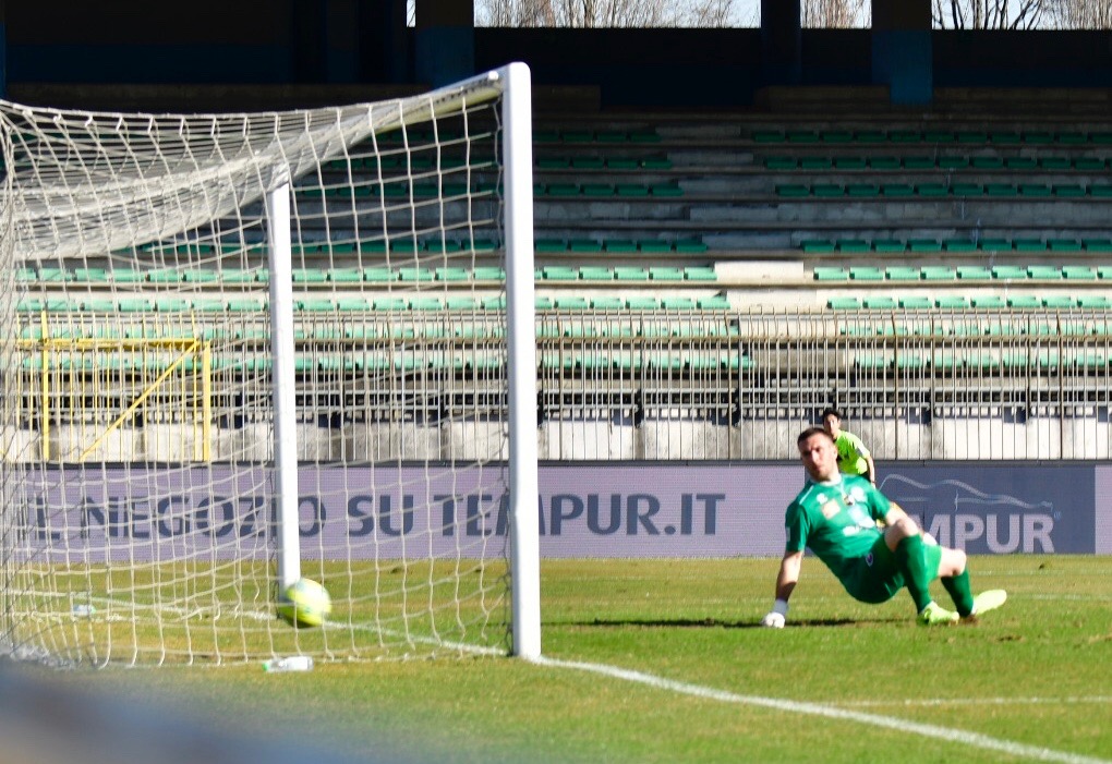 gol 2 la palla s'insacca alle spalle di Rossi