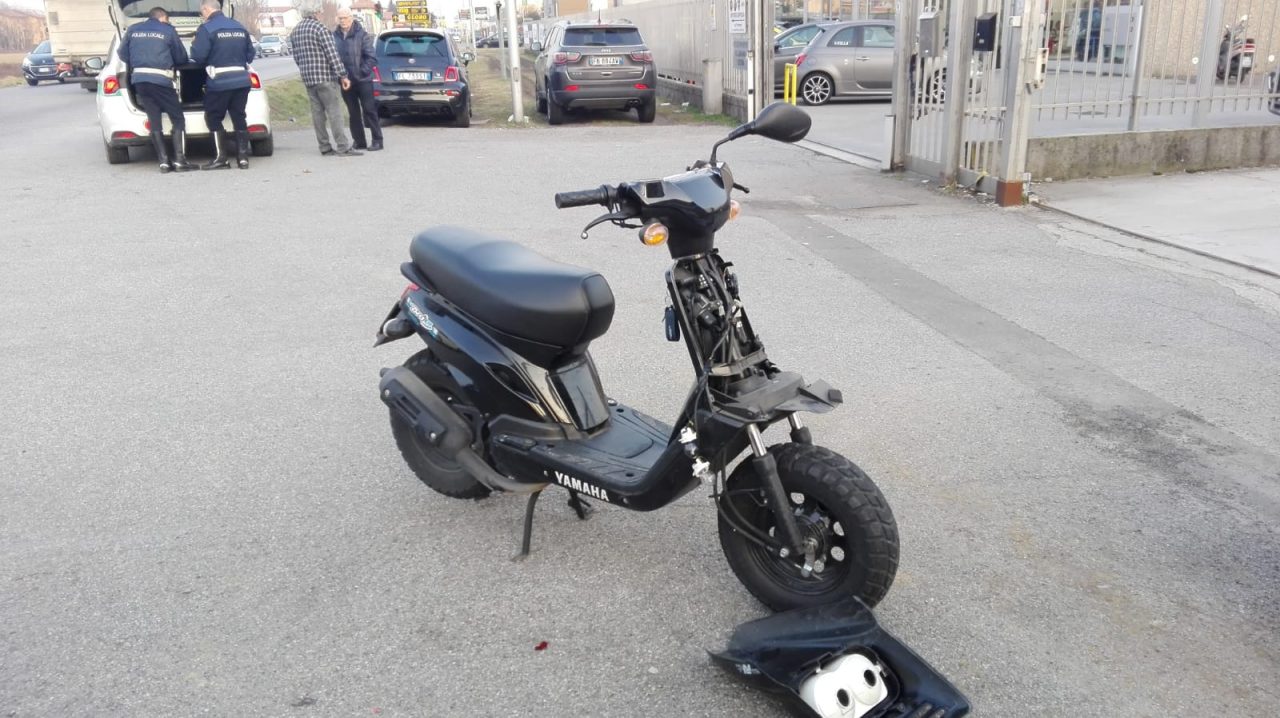 Incidente tra auto e scooter: traffico in tilt in viale Sicilia FOTO
