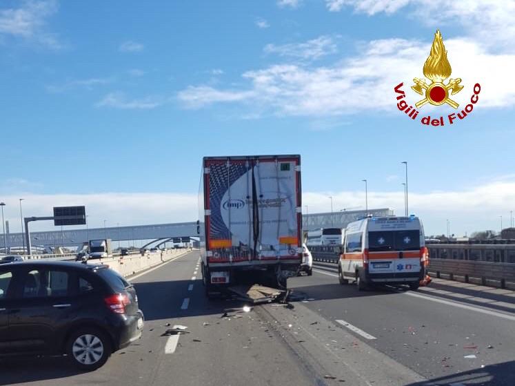 Scontro auto-camion in autostrada, un morto