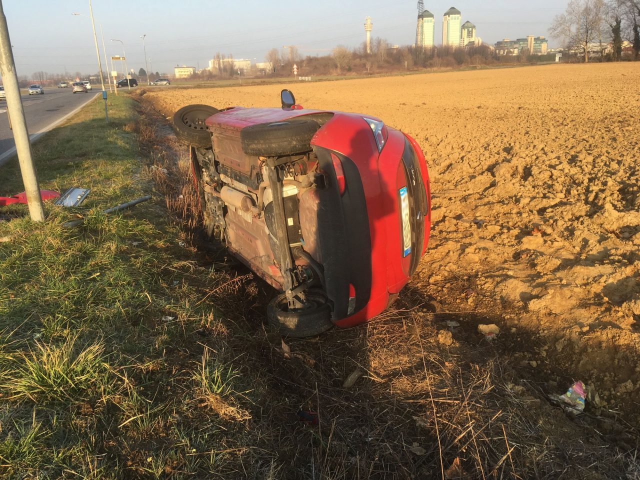 Auto esce di strada e si ribalta in un campo